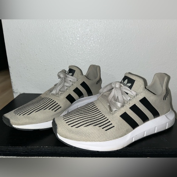 Adidas size 9 - Picture 2 of 2